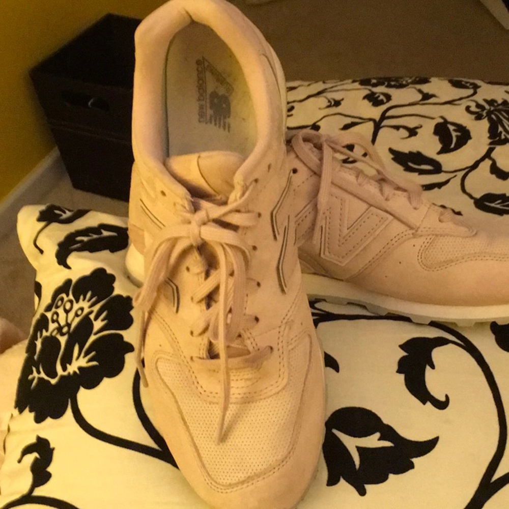 New Balance 696